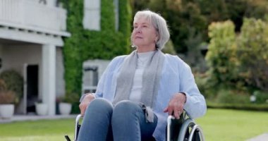 Yaşlı bir kadın, engelli ve bahçede düşünen, huzurevi ve yalnız. Tekerlekli sandalye, sağlık ve yaşlılar için tıbbi, rahatlatıcı ve hasta, açık hava ve rehabilitasyon için keyif verici..
