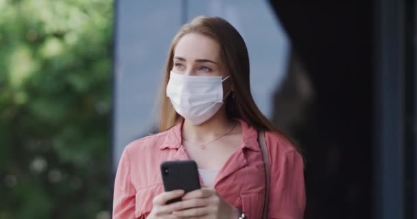 Mascarilla Facial Ciudad Mujer Con Teléfono Andando Por Seguridad Protección — Vídeos de Stock