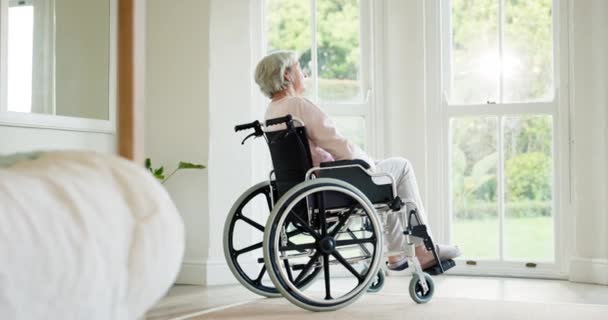 シニア女性 退職のための障害者や車椅子を持っている人 一人で ノスタルジア リラックス リハビリテーションのためのベッドルーム ヘルスケア 高齢者 — ストック動画