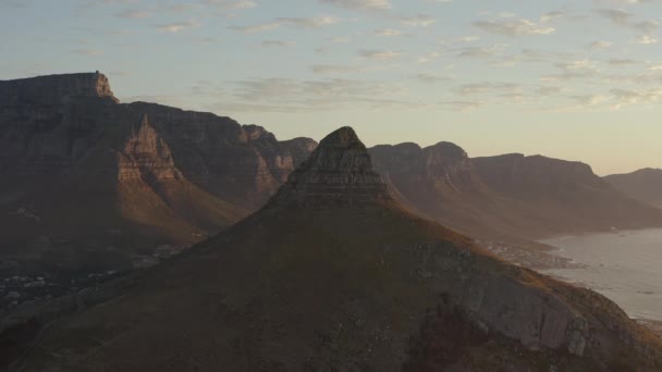 休日の目的地 冒険のための山頂 日没と自然の背景のドローン 南アフリカのケープタウンのシグナルヒルに空の風景 ハイキングの場所の空中ビュー — ストック動画
