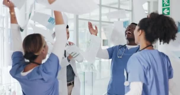 Médicos Sucesso Celebração Jogar Papéis Diversidade Seguros Vida Metas Medicina — Vídeo de Stock