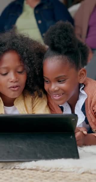 Αφρικανικά Αδέλφια Παιδιά Και Tablet Στο Πάτωμα Ταινία Παιχνίδια Ανάγνωση — Αρχείο Βίντεο
