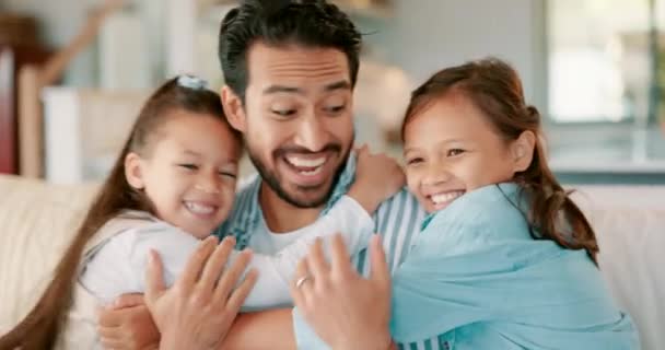 Baba Aile Kanepesi Baba Sevgisinin Gülümsediği Bir Evde Çocuklarla Ebeveyn — Stok video