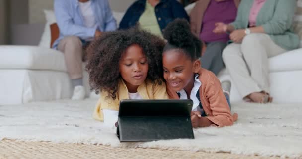 カーペット 映画やタブレットの子供たちは一緒に結合するためにオンラインでビデオゲームをプレイします ウェブサイト 家族や幸せな子供たち エロラーニングのための技術 ストリーミングフィルムやフロアで楽しい漫画 — ストック動画