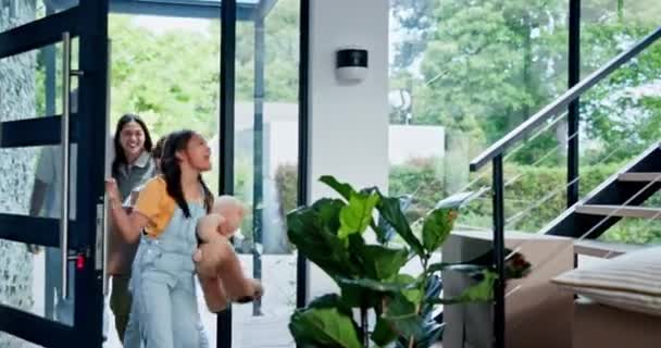 Mutlu Aile Kapı Merdivenlerden Koşarak Yeni Mülk Yatırım Birlikte Taşınıyor — Stok video