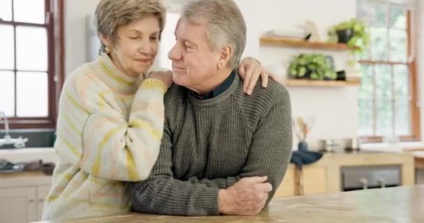 Idősebb Pár Arc Konyhában Boldog Mosolyt Otthoni Kapcsolat Nyugdíjas Szerelem — Stock videók