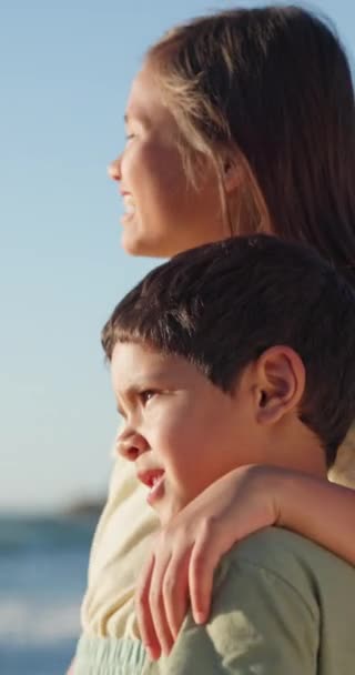 Niños Abrazos Playa Con Vista Vacaciones Amor Con Libertad Conversación — Vídeos de Stock