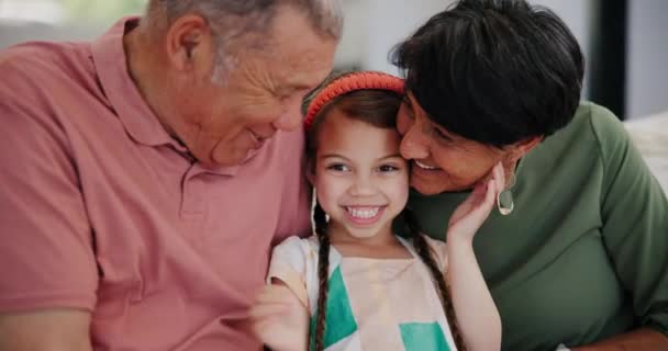 Szczęśliwy Miłość Dziadkowie Dzieckiem Kanapie Salonie Nowoczesnym Domu Rodzinnym Uśmiech — Wideo stockowe