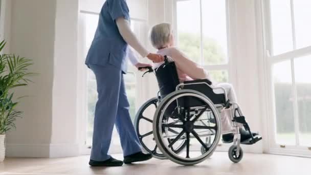 Fönster Sjuksköterska Och Äldre Kvinna Rullstol Sorg Eller Oro För — Stockvideo