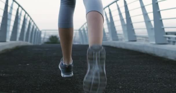 Γυναίκα Τρέξιμο Και Πόδια Στη Γέφυρα Για Μαραθώνιο Την Κατάρτιση — Αρχείο Βίντεο