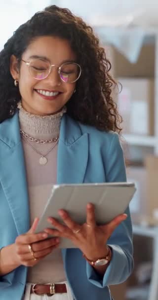 Gesicht Tablet Und Glückliche Geschäftsfrau Für Commerce Store Delivery Boutique — Stockvideo