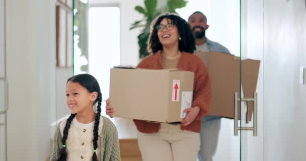 Família Nova Casa Caixas Com Sorriso Para Mudar Proprietários Casas — Vídeo de Stock