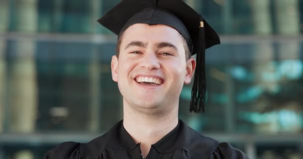Cara Exterior Hombre Con Graduación Universidad Celebración Con Gorra Sonrisa — Vídeos de Stock
