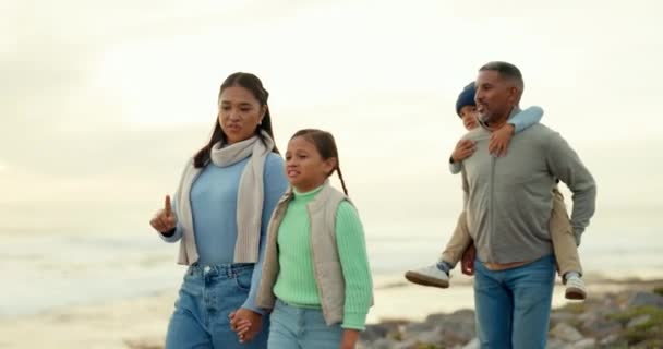 Οικογένεια Είναι Περπάτημα Στην Παραλία Γονείς Και Παιδιά Υπαίθρια Δέσιμο — Αρχείο Βίντεο