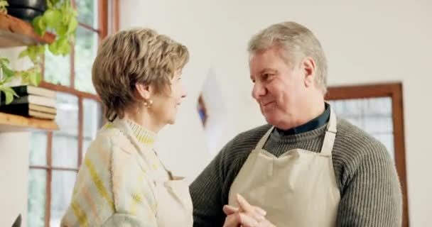 Yaşlı Bir Çift Romantik Tango Birlikte Emeklilik Yemek Pişirmek Için — Stok video