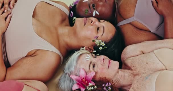 Rosto Mulheres Flores Estúdio Com Diversidade Amor Próprio Deitado Com — Vídeo de Stock