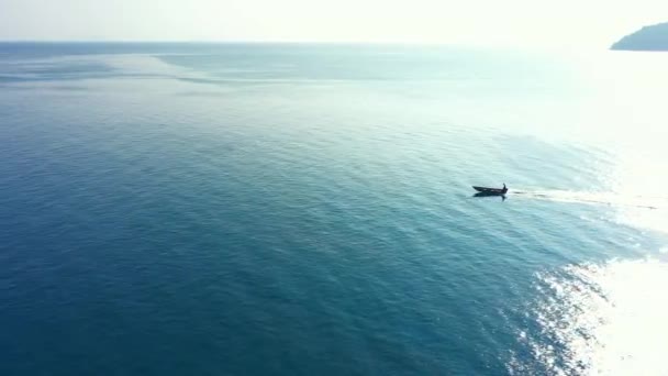 トロピカルビーチでの休暇のためのスピードボート 海と自然を持つドローン 海と島 海岸線で航海する航空 またはヨット マレーシアの楽園目的地での旅行冒険や輸送 — ストック動画