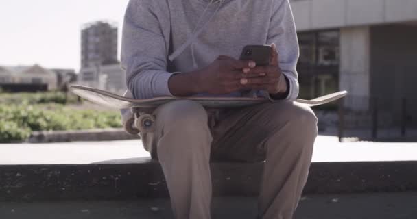 Телефон Руки Скейтборд Людина Вводить Пост Соціальних Мереж Спілкування Або — стокове відео