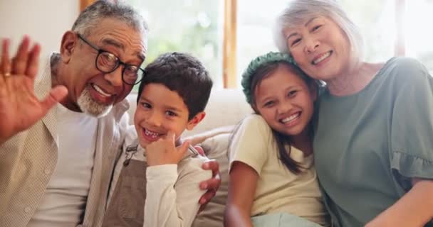 Família Sorriso Rosto Chamada Vídeo Onda Abraço Casa Conectar Olá — Vídeo de Stock