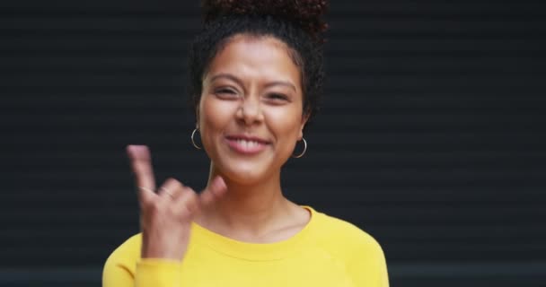 Rostro Rock Mujer Con Una Sonrisa Excitada Libertad Con Apoyo — Vídeo de stock