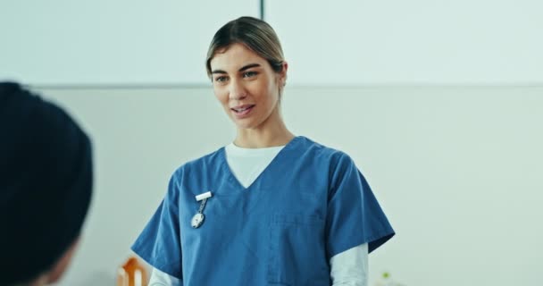 Gesundheitswesen Feedback Und Eine Krankenschwester Gespräch Mit Einer Patientin Krankenhaus — Stockvideo