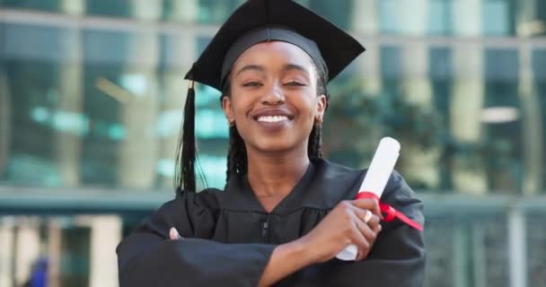 Cara Mujer Exterior Negra Con Graduación Grado Celebración Con Gorra — Vídeos de Stock