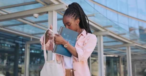 Üniversitede Kadın Öğrenci Şişeli Çanta Gün Işığında Arama Kitap Eğitim — Stok video