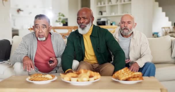 Senioren Männer Und Aufgebrachte Menschen Beim Sport Fernsehen Mit Essen — Stockvideo