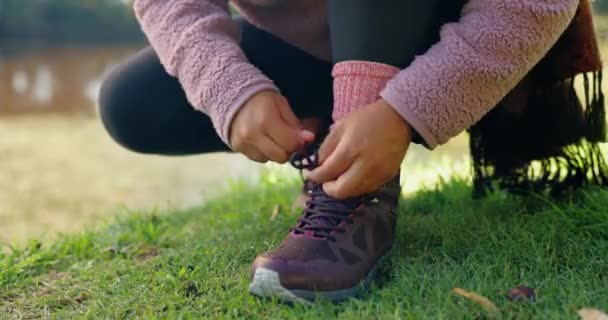 Caminhadas Fitness Sapatos Pessoa Natureza Para Começar Aventura Viagens Férias — Vídeo de Stock