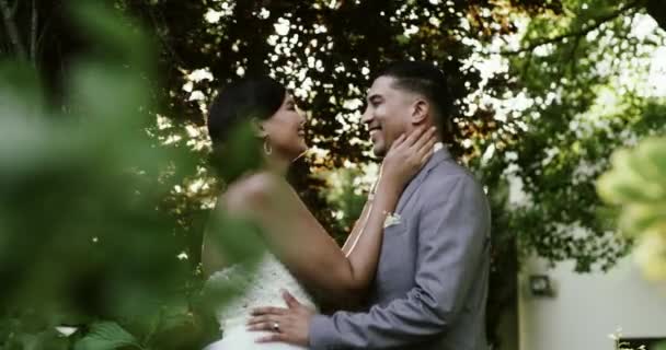 정원과 리셉션에서 커플을위한 헌신과 결혼식에서 나무에 엉덩이 행복한 여자와 로맨스 — 비디오