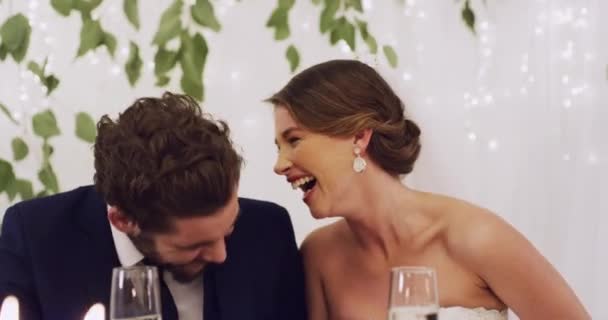 Ζευγάρι Φιλιά Στη Γαμήλια Δεξίωση Και Χαρά Για Γάμο Γέλια — Αρχείο Βίντεο