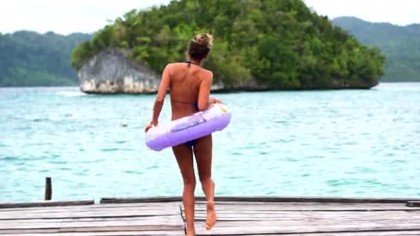 Vrouw Dansen Aan Het Strand Zwemmen Ring Genieten Bikini Resort — Stockvideo