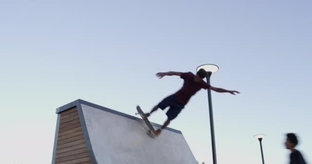 Männer Gruppen Und Skateboard Rampe Park Für Geschwindigkeit Training Oder — Stockvideo