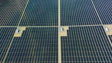 Sürdürülebilirlik ve çevre dostu tarım için güneş panelleri, alan ve yenilenebilir enerji veya enerji santrallerinin insansız hava aracı görüntüsü. Ziraat ve mühendislik geçmişi için sonsuz fotovoltaik ızgaranın havadan görünüşü.