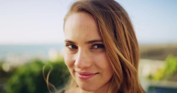 バケーション 週末旅行に自信を持った若い女性の笑顔と幸せな顔 カナダ出身の女性の旅行 肖像画 休日のポジティブで良い姿勢 — ストック動画