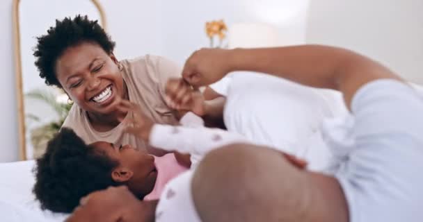 Föräldrar Barn Och Att Leka Sängen Med Kittel Skratta Och — Stockvideo