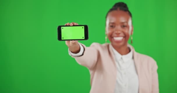 绿色屏幕 工作室和黑人妇女与电话微笑广告 品牌和标志模仿空间 在智能手机上为移动应用 网站和社交媒体做快乐 促销和女孩画像 — 图库视频影像