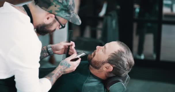 Jenggot Bercukur Atau Bergaya Dengan Tukang Cukur Dan Pria Kursi — Stok Video