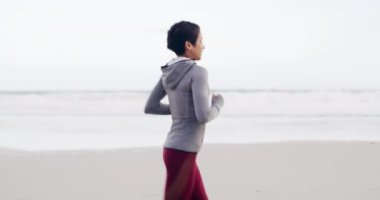 Spor, sağlık ve sahilde yarış, yarışma ya da maraton antrenmanı için koşan kadınlar. Fitness, ısınma ve genç bayan sporcu kardiyo egzersizi ya da okyanus ya da deniz kenarındaki kumda egzersiz.