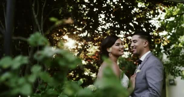 Kram Ansikte Eller Lyckligt Par Bröllop Naturen För Fest Engagemang — Stockvideo