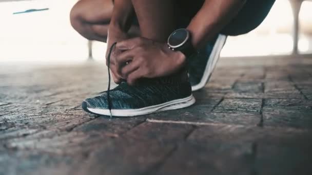 手系鞋带 准备跑步的人 适合户外运动 健康和健康 运动员 赛跑选手开始运动和锻炼运动鞋 运动和与鞋类有关的体育活动 — 图库视频影像