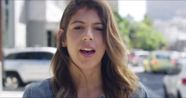 Mladá Žena Mluvící Rozhovoru City Street Pro Veřejné Mínění Žurnalistiku — Stock video