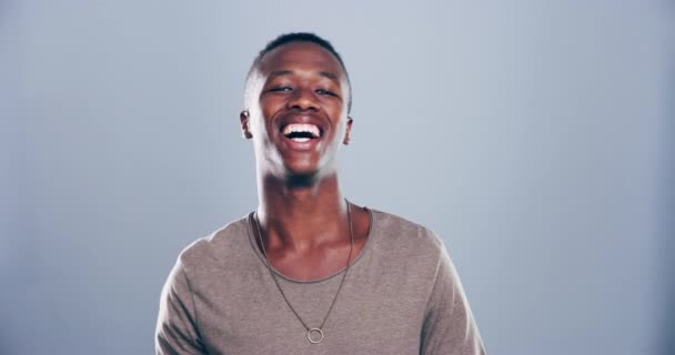 Boldog Fekete Ember Arc Nevetés Stúdióban Vicces Mém Vidám Kifejezés — Stock videók