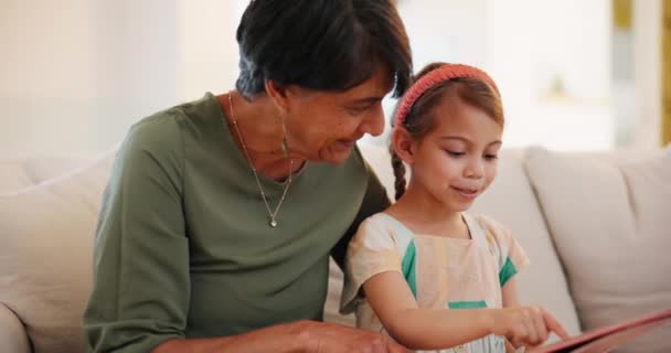 Grootouder Kind High Five Voor Thuis Leren Met Boek Lezen — Stockvideo