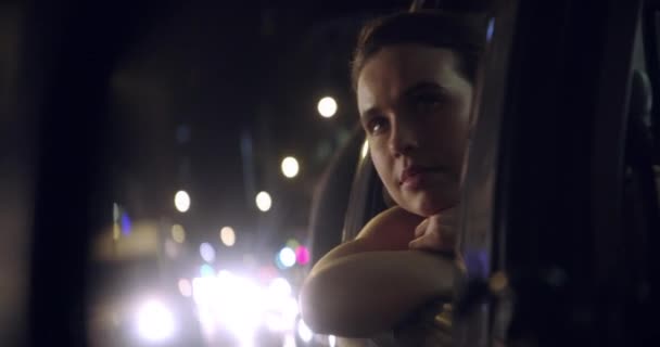 Noc Podróże Kobieta Oknie Samochodu Wolności Przygody Podróży Mieście Taksówki — Wideo stockowe