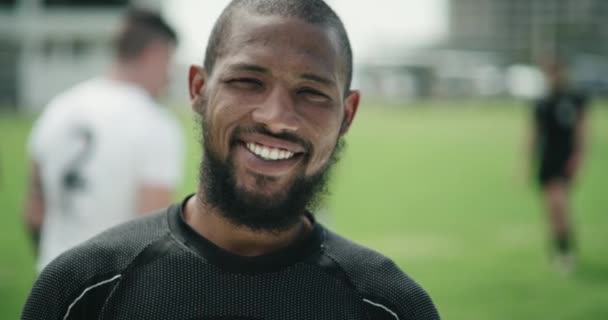 Esportes Sorriso Retrato Homem Campo Para Jogo Competição Exercício Matinal — Vídeo de Stock