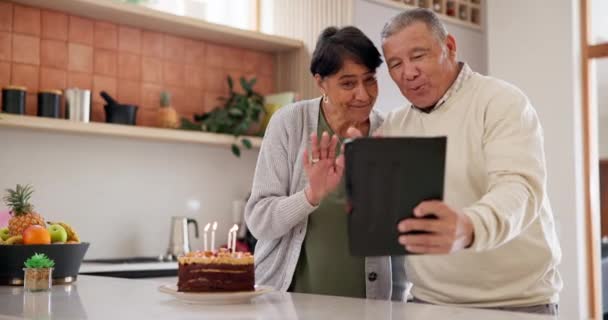 Tablet Videoanruf Und Älteres Ehepaar Mit Geburtstagstorte Für Party Feier — Stockvideo