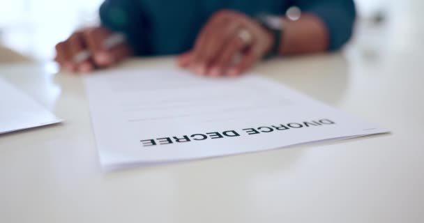 Pessoa Mãos Documentos Assinatura Para Divórcio Acordo Legal Formulário Mesa — Vídeo de Stock