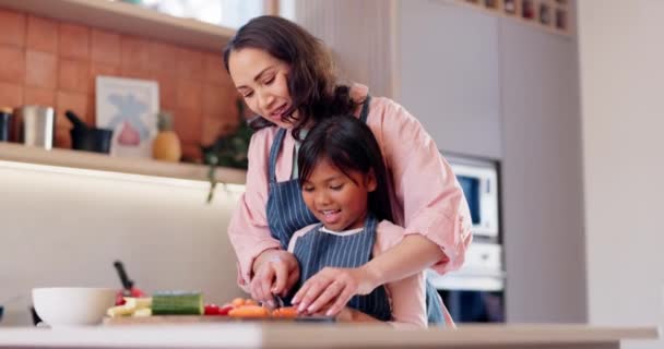 Gotowanie Jedzenie Mama Dzieckiem Kuchni Zacieśniania Więzi Zabawy Razem Domu — Wideo stockowe