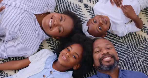 Bovenaanzicht Ouders Kinderen Vloer Gezicht Glimlach Cirkel Voor Verzorging Liefde — Stockvideo